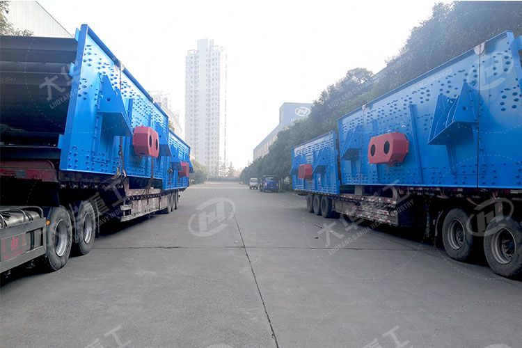 大型振動篩發(fā)貨啦！投身時產2000噸的石灰石生產線中