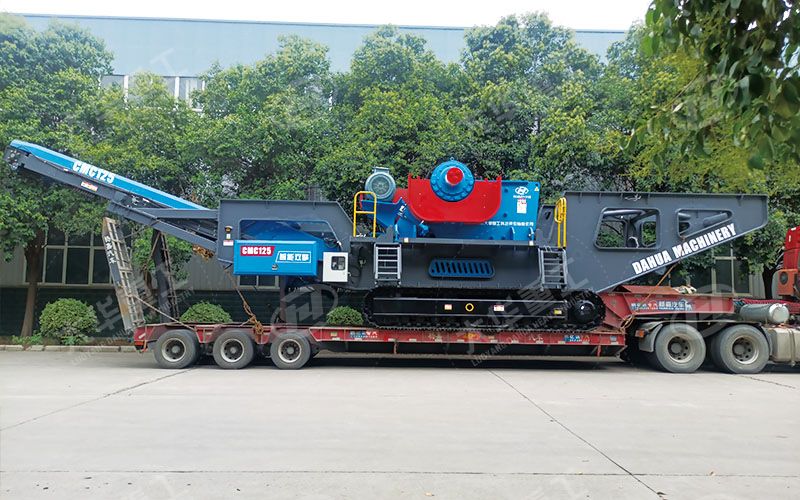 大華重工履帶移動顎式破碎站順利發(fā)往現(xiàn)場