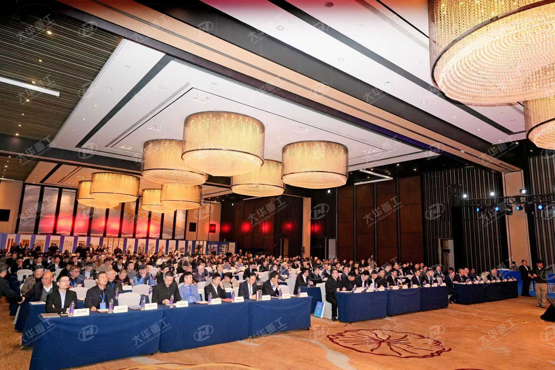 洛陽(yáng)大華重工出席中國(guó)砂石協(xié)會(huì)會(huì)議：共推行業(yè)綠色創(chuàng)新發(fā)展并榮獲多項(xiàng)獎(jiǎng)